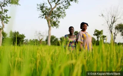 Two women standing in a field of long grass. Image credit: Erick Kaglan / World Bank