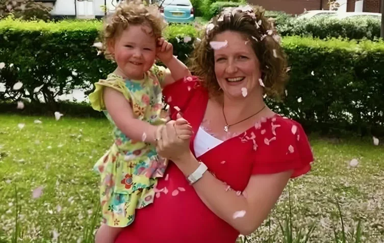 Lynne with her young daughter